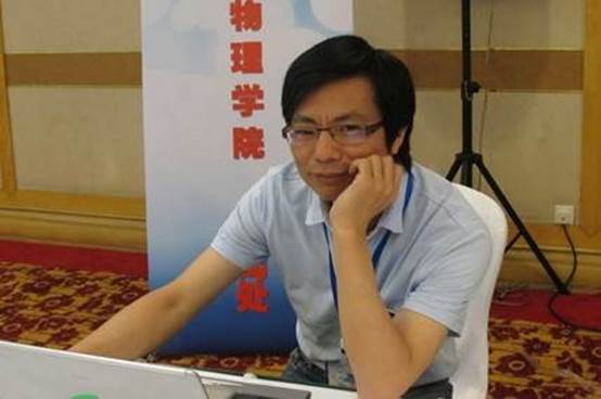 电脑前的男人

中度可信度描述已自动生成